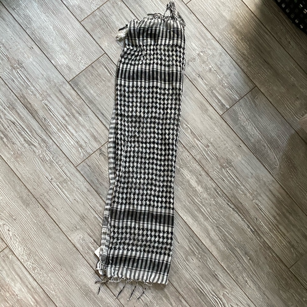 NWT HOT TOPIC SCARF.